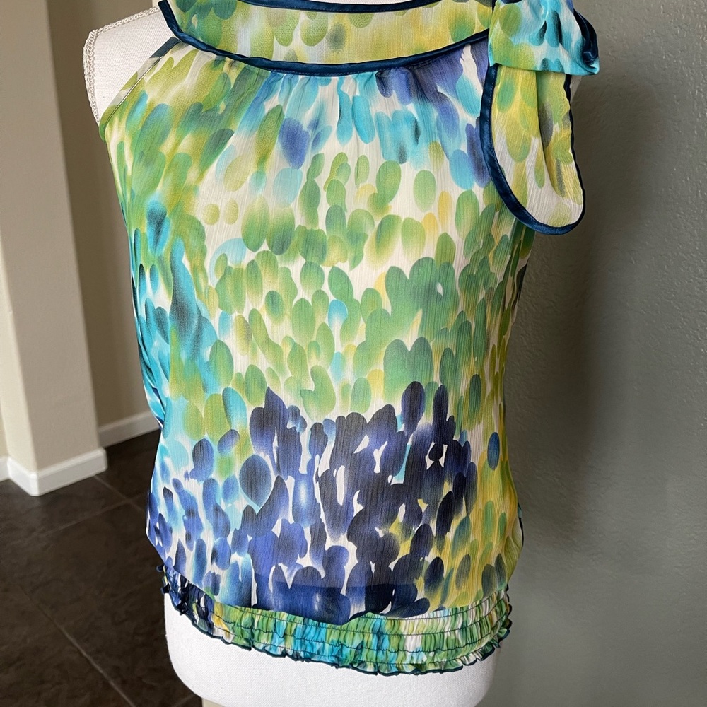 Lined Sleeveless blouse with accent bow*